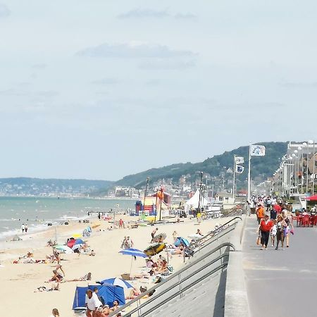 2 pièces Front de Mer ensoleillé et calme accès direct plage Cabourg Esterno foto
