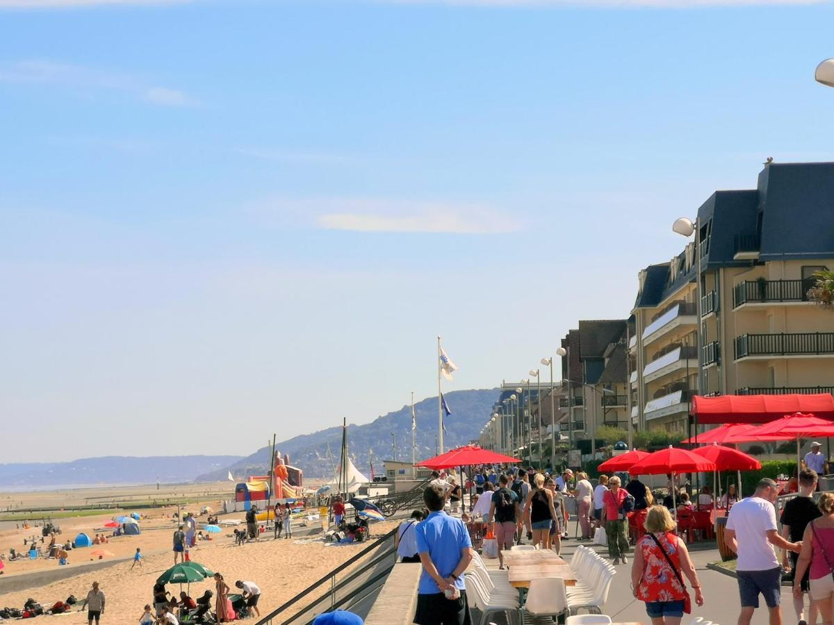 2 pièces Front de Mer ensoleillé et calme accès direct plage Cabourg Esterno foto